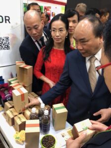 thủ tướng nguyễn xuân phúc tham quan gian hàng hello 5 coffee