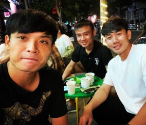 Không thể bỏ qua những người em, người bạn thân chí cốt luôn bên cạnh động viên và ủng hộ.