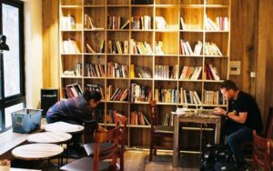 Tranquil Books & Coffee rất phù hợp để ngồi học tập và làm việc.