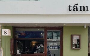 Không thể không nhắc đến Tám Space Cafe, một trông những quán cà phê mộc ngon nhất Hà Nội.