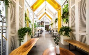 The Rustics Coffee Shop gây thương nhớ bởi khu vực phục vụ tại hành lang lộng gió.