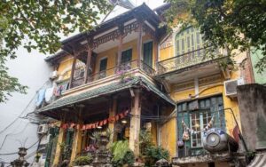 Loading T Café rất hút khách du lịch quốc tế nhờ dáng vẻ cổ kính truyền thống.